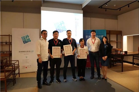 王春龍先生、曾偉云先生和朱月容女士分別為黃曉星、薛剛和郭月華頒獎