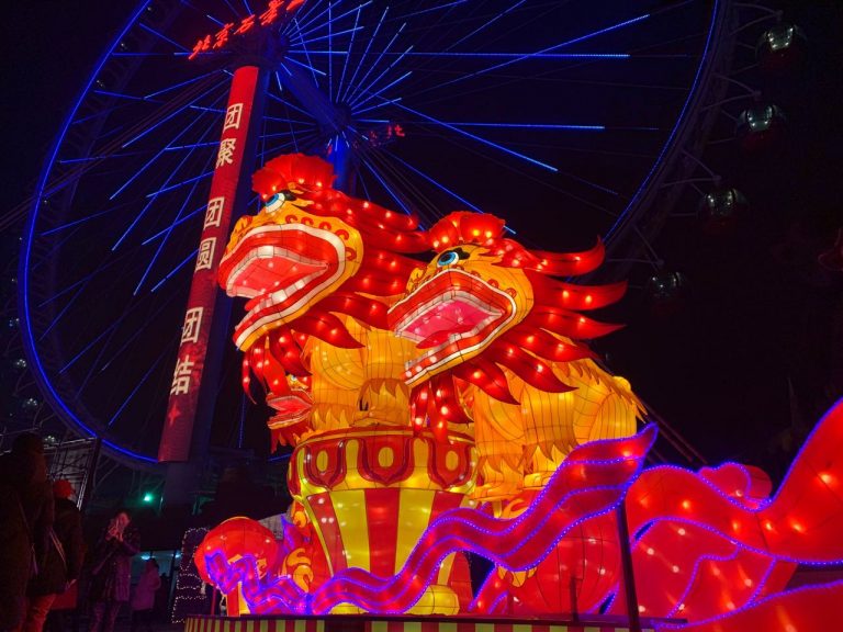 玉壺光轉，一夜魚龍舞