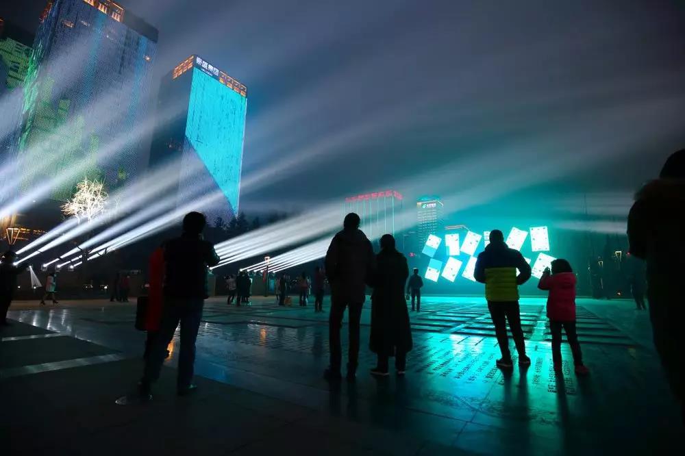 信達(dá)電通—西安高新區(qū)延平門北廣場(chǎng)燈光秀 信達(dá)電通—西安高新區(qū)延平門北廣場(chǎng)燈光秀