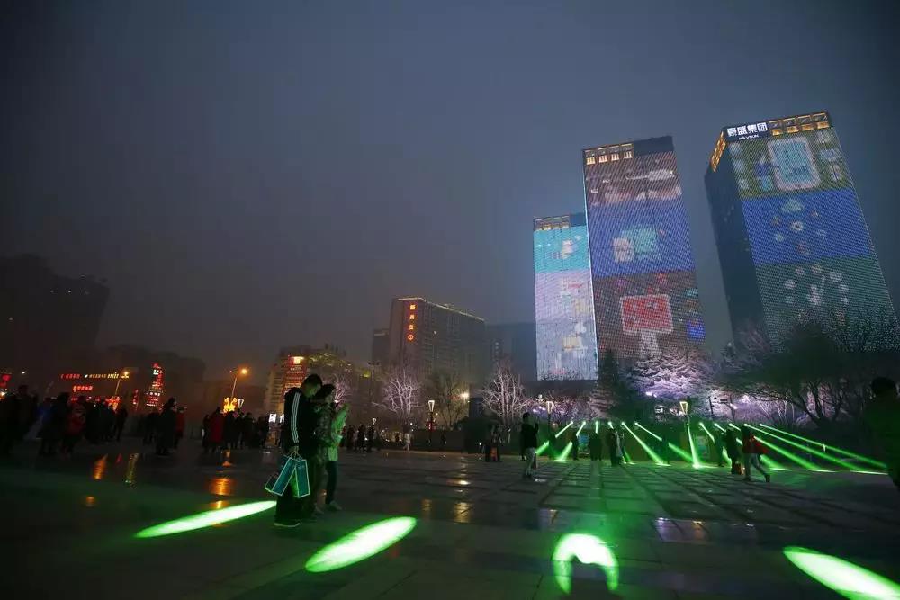 信達(dá)電通—西安高新區(qū)延平門北廣場(chǎng)燈光秀 信達(dá)電通—西安高新區(qū)延平門北廣場(chǎng)燈光秀