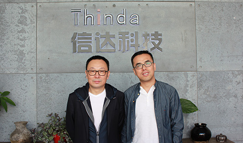 董事長(zhǎng)王春龍與沙曉嵐先生合影